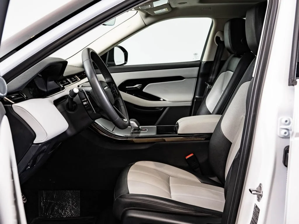 Used 2025 Ostuni Pearl White Metallic Land Rover Dynamic image 23
