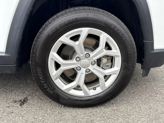 Used 2024 Bright White Clearcoat Jeep Latitude image 8