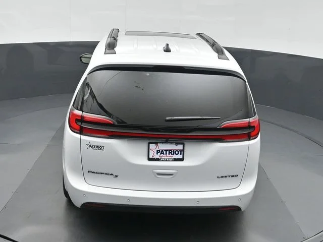 New 2027 Bright White Clear-Coat Exterior Paint Chrysler Limited image 33