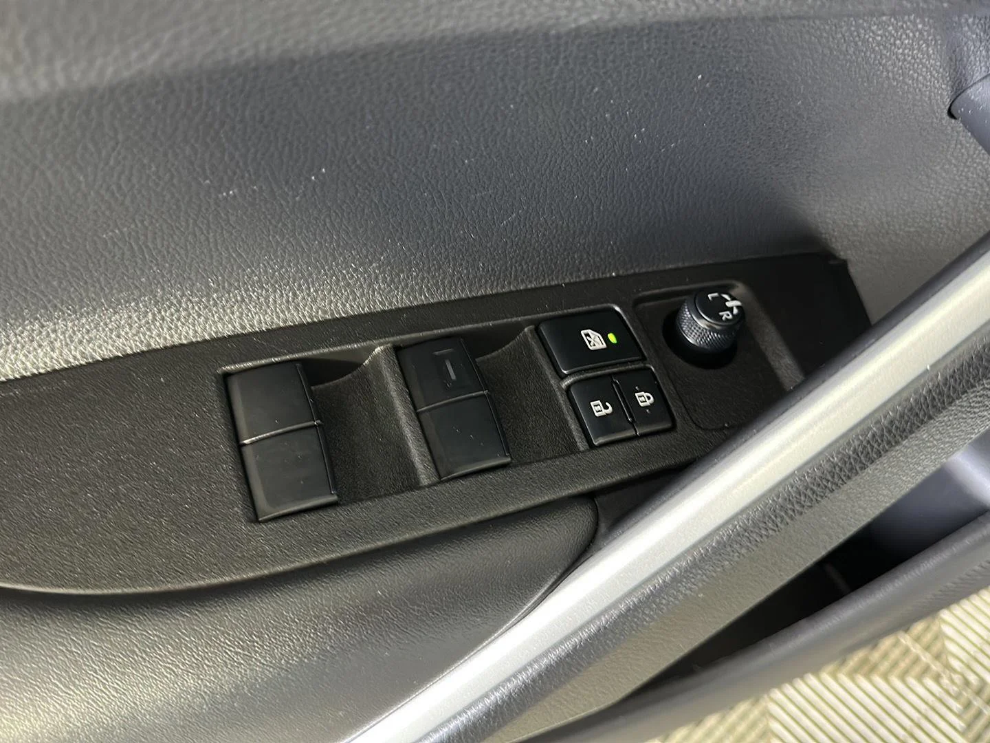 Used 2025 Wind Chill Pearl Toyota XSE image 12