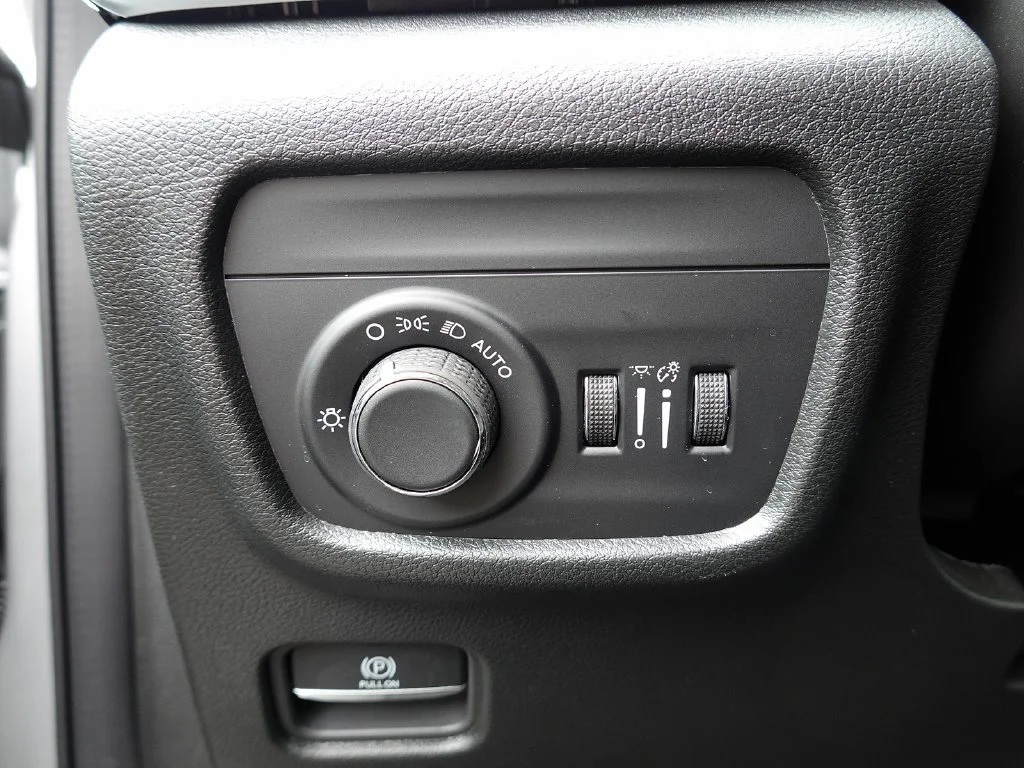 Used 2026 Silver Jeep Altitude image 15