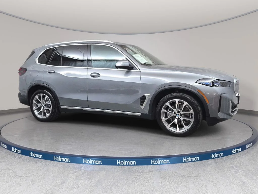 Used 2026 Skyscraper Grey Metallic BMW xDrive40i image 4