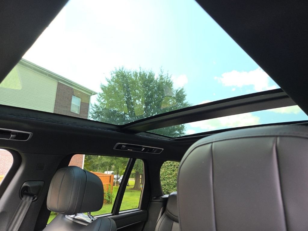 Used 2025 Santorini Black Metallic Land Rover SE image 27