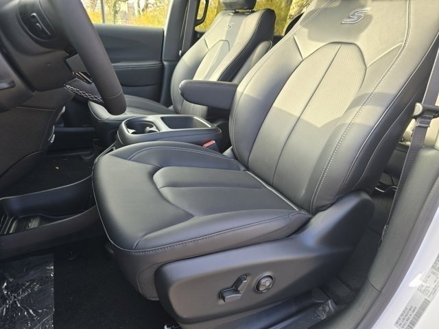 New 2026 Bright White Clear-Coat Exterior Paint Chrysler Select image 6