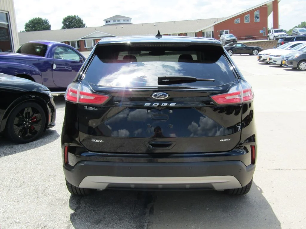 Used 2024 Black Ford SEL image 4