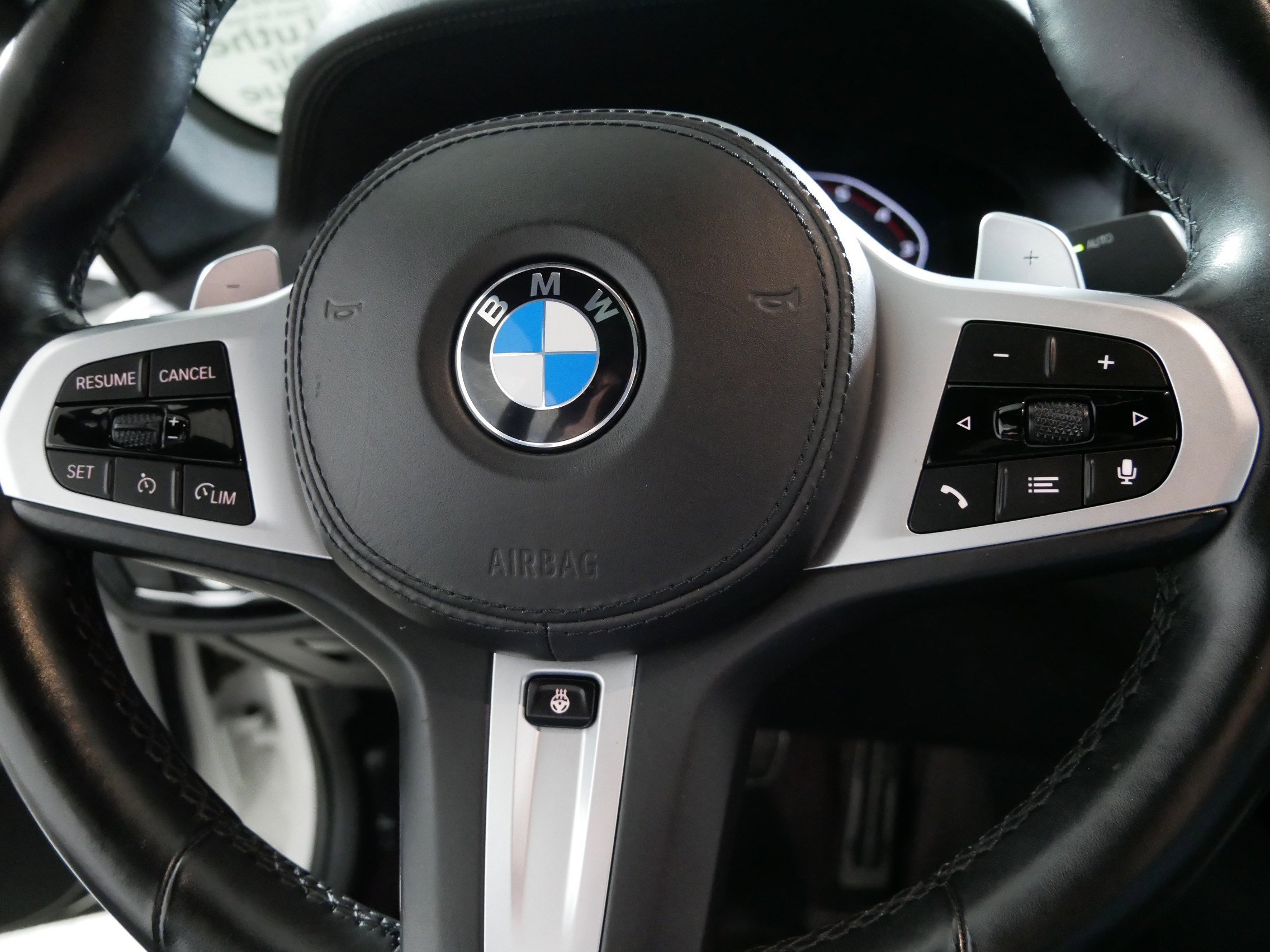 2022 BMW 5 Series M550i - Photo 25