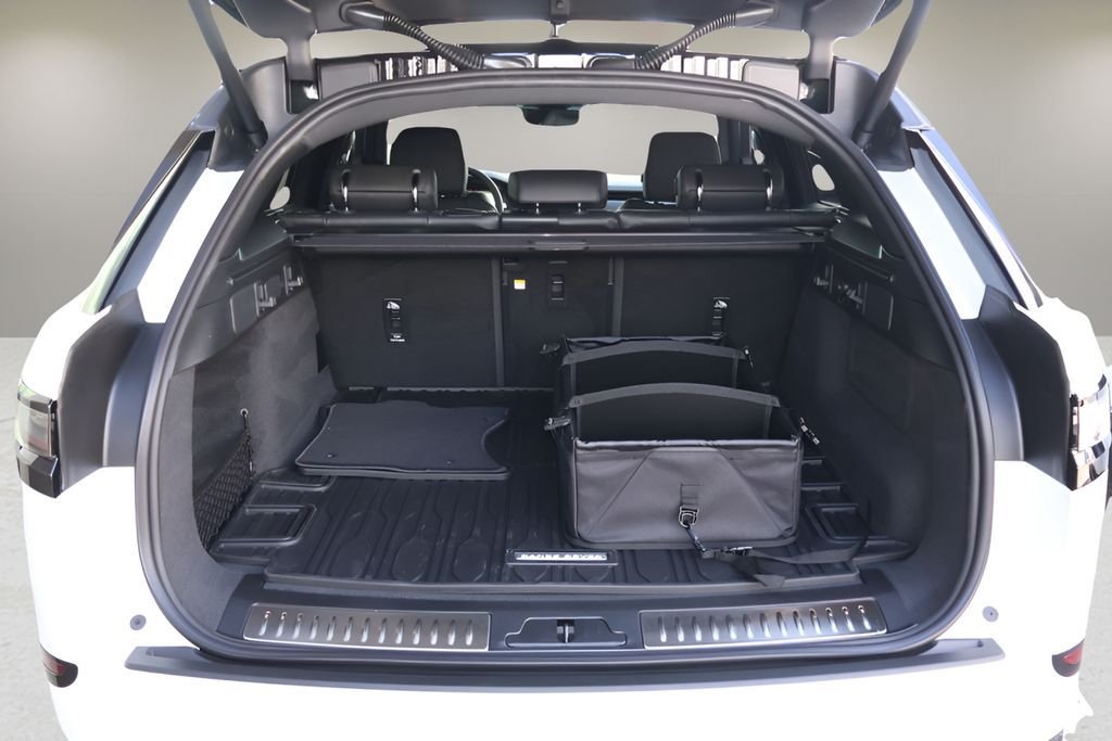 New 2026 Fuji White Land Rover Dynamic SE image 17