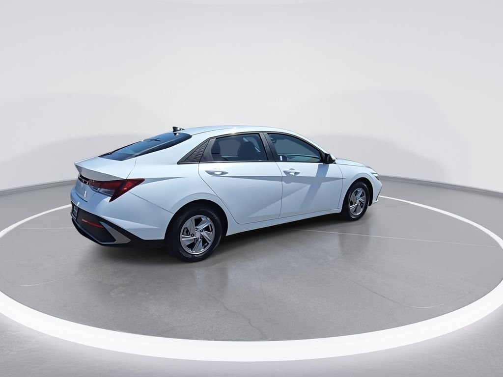 Used 2025 White Hyundai SE image 9