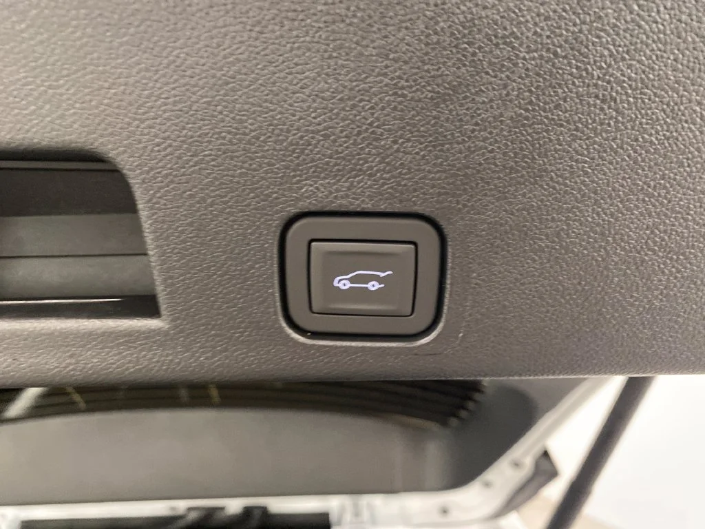 New 2027 Summit White GMC Elevation image 9