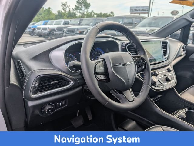 Used 2025 White Chrysler Limited image 32