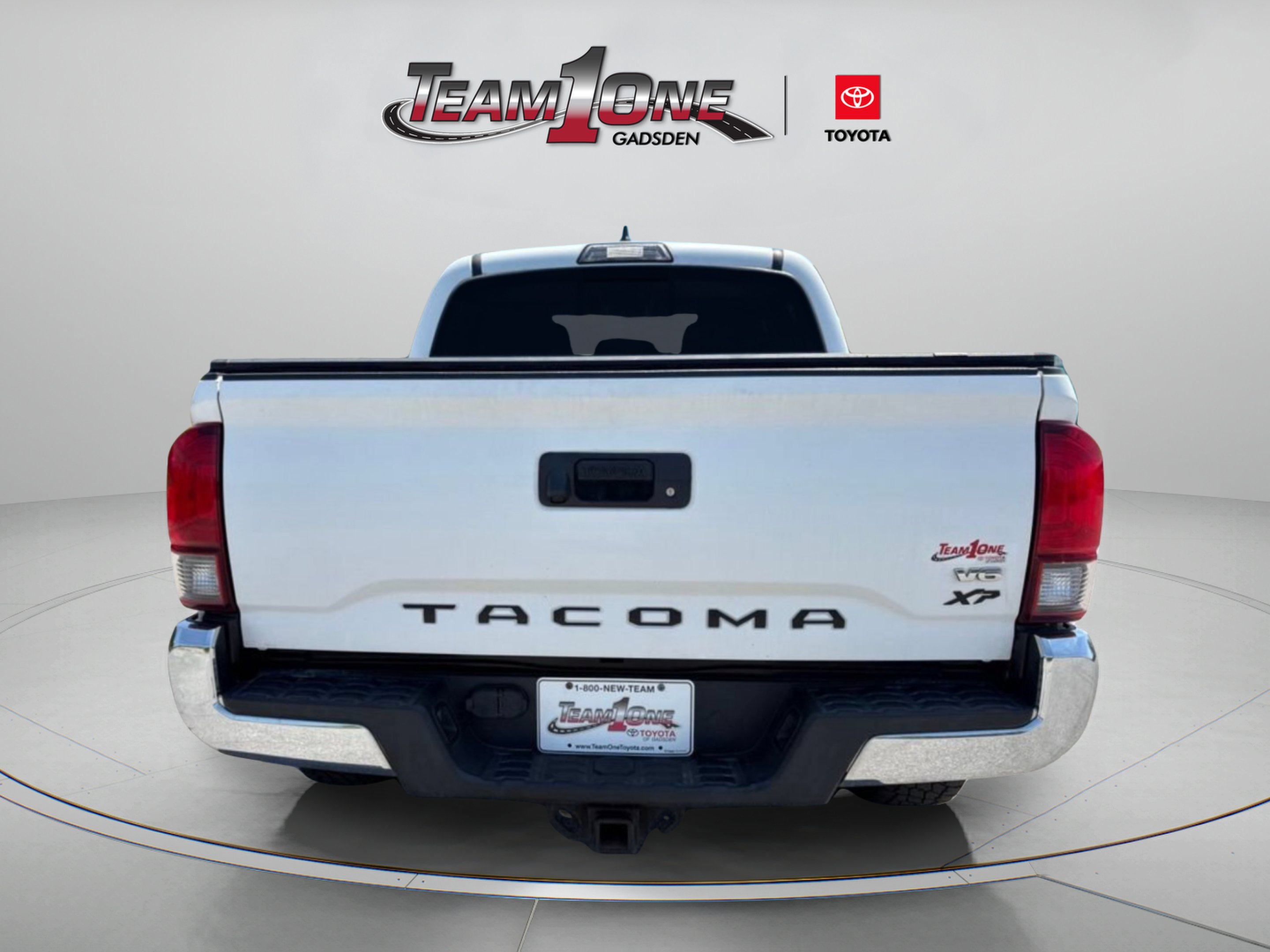 Used 2018 Super White Toyota SR5 image 9