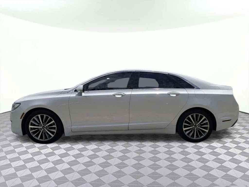 Used 2017 White Lincoln Premiere image 6