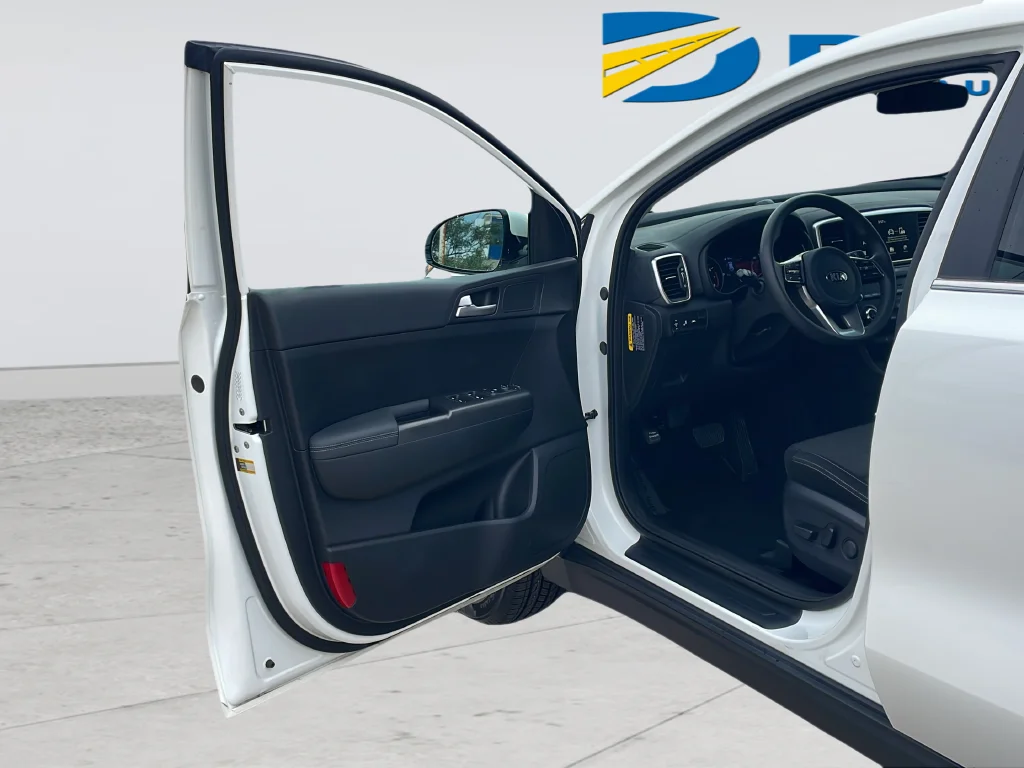Used 2022 White Kia LX image 34