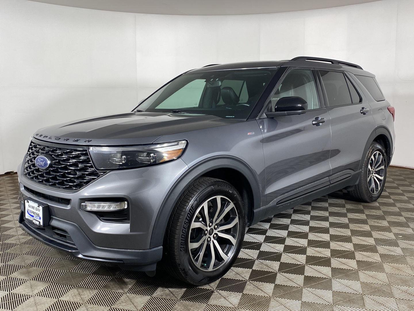 Used 2022 Gray Metallic Ford ST-Line image 4