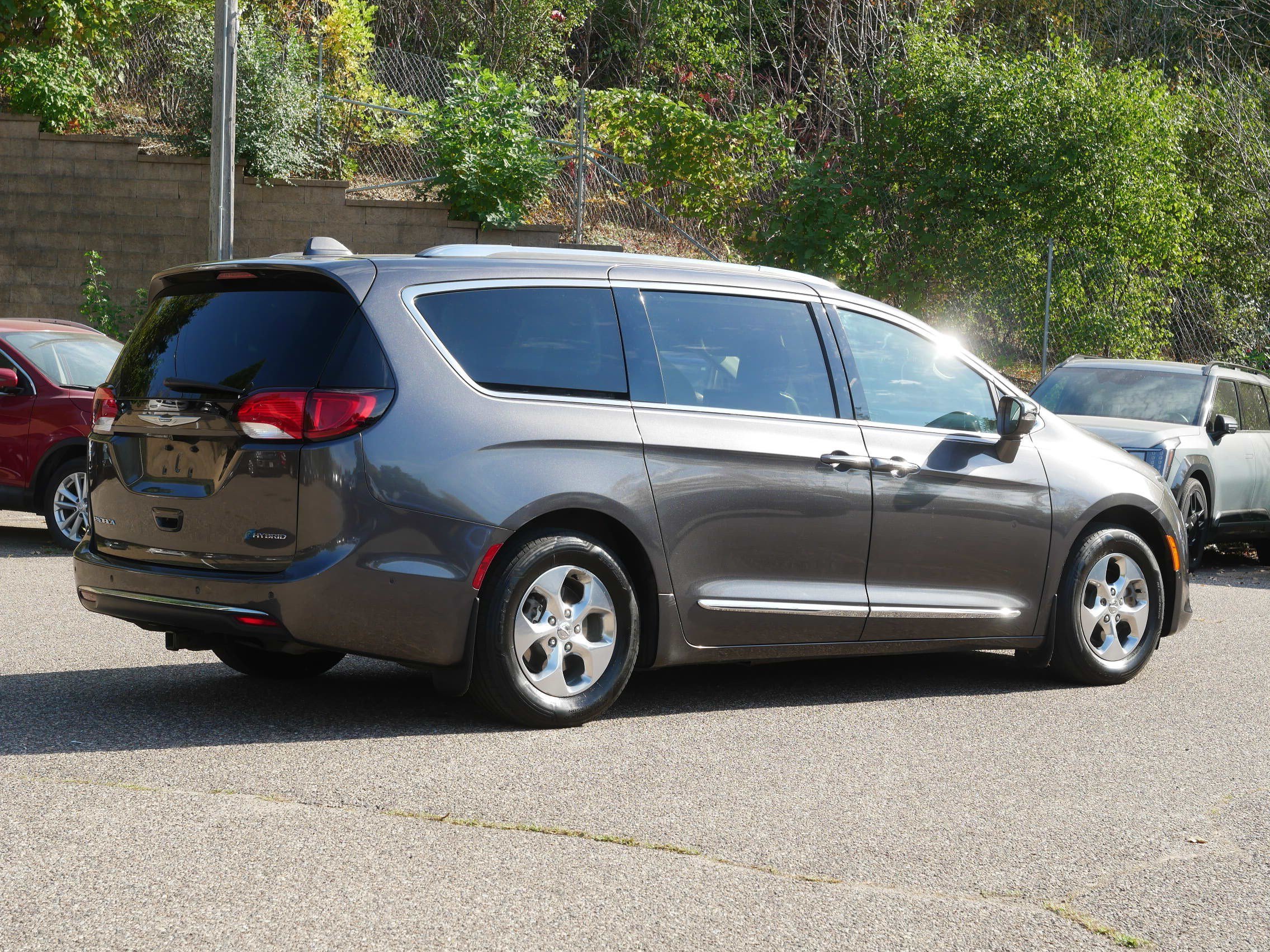 Used 2018 Granite Crystal Metallic Clearcoat Chrysler Hybrid Limited image 7