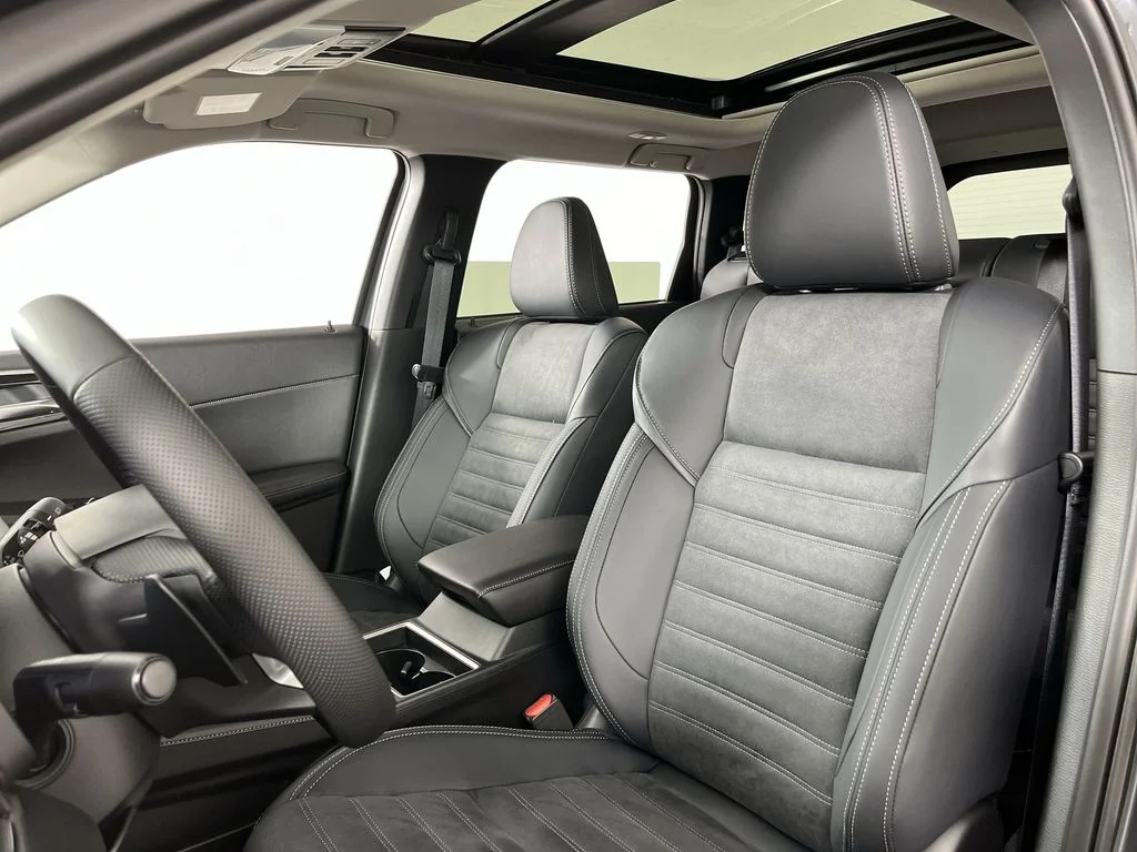 2025 Mitsubishi Outlander Plug-in Hybrid SE - Photo 12