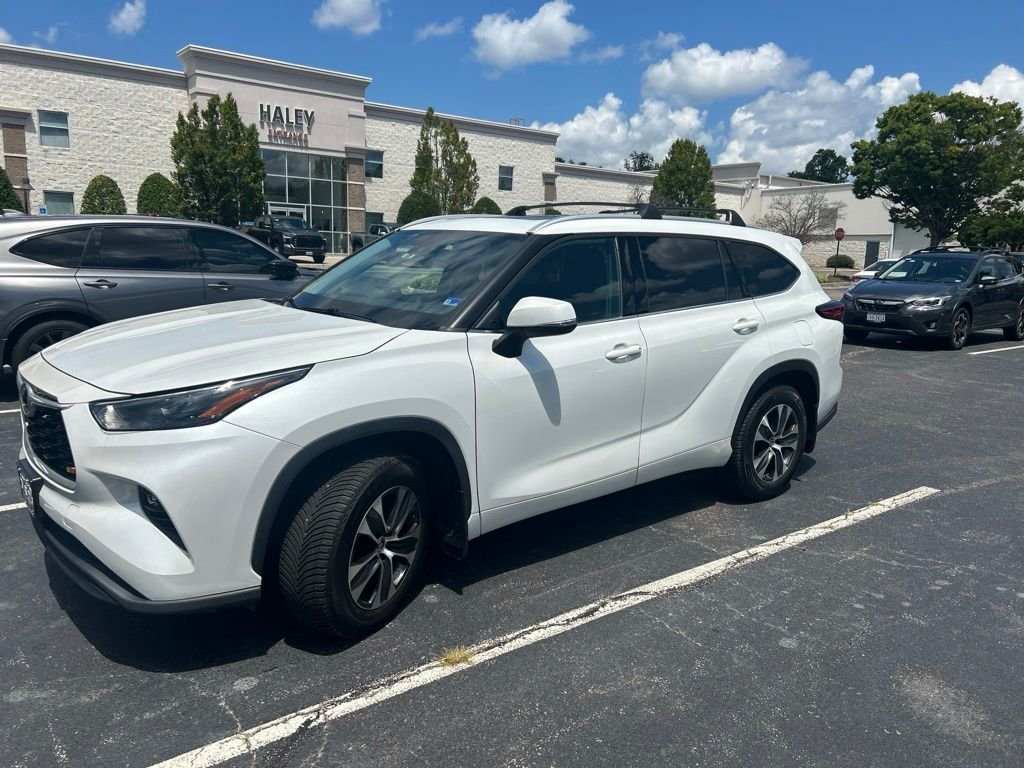Used 2022 Beige Toyota XLE image 6