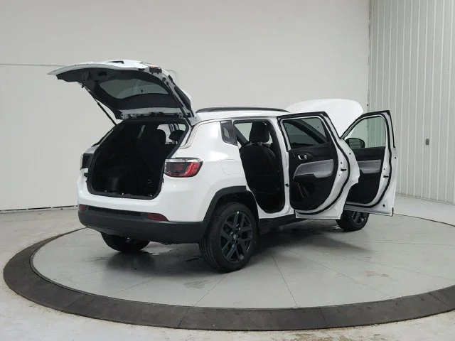 New 2026 Bright White Clear-Coat Exterior Paint Jeep Latitude image 16