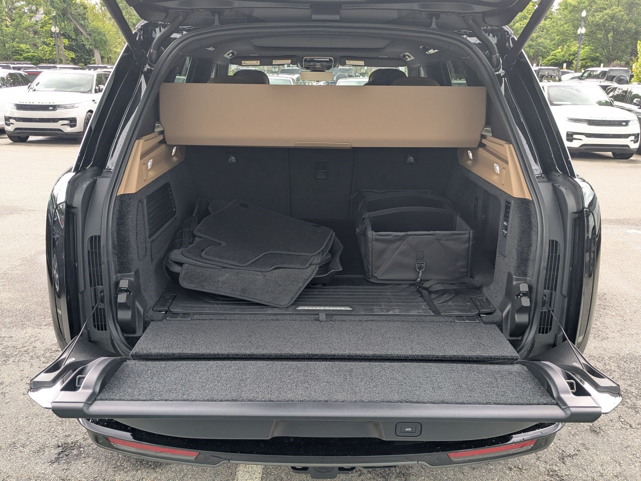 New 2026 Santorini Black Land Rover P530 SE image 30