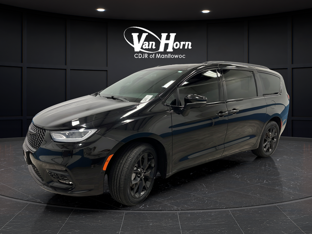 Used 2023 Brilliant Black Crystal Pearlcoat Chrysler Touring L image 3