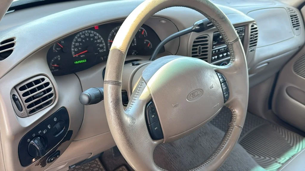 Used 2001 Beige Ford Lariat image 21