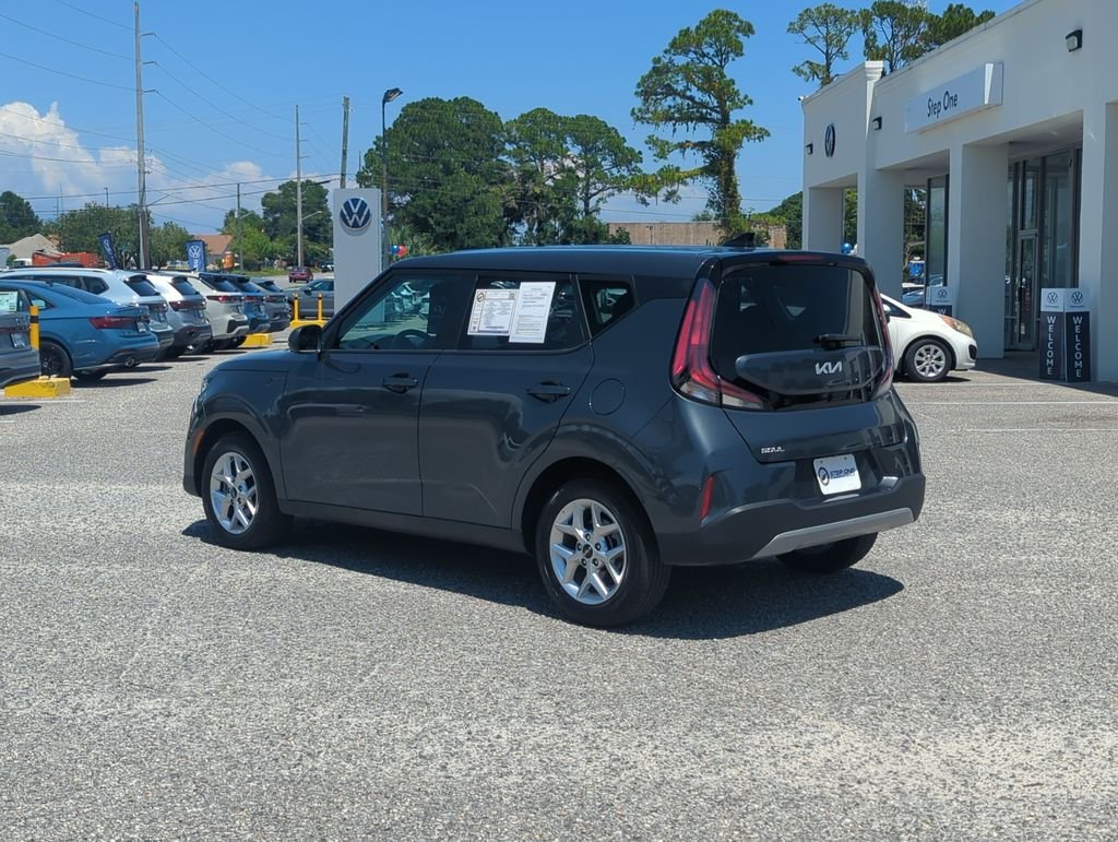 Used 2025  Kia LX image 5