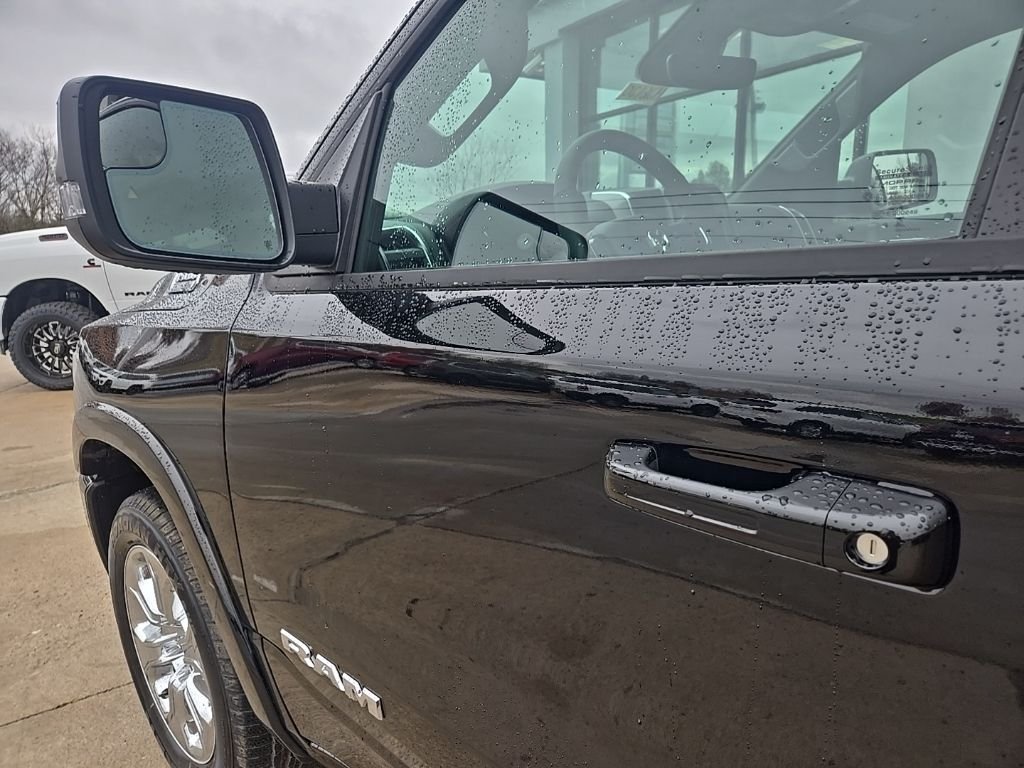 New 2026 Diamond Black Crystal Pearl-Coat Exterior Paint RAM Big Horn/Lone Star image 35