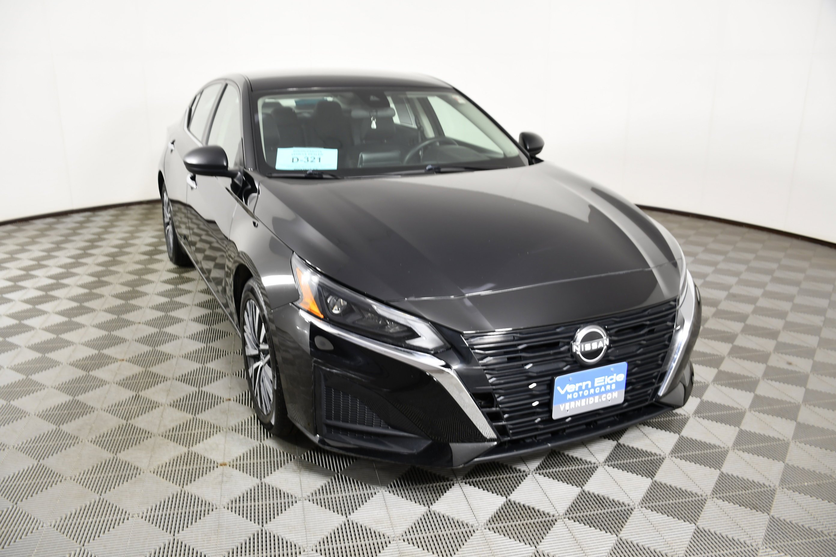Used 2024 Super Black Nissan 2.5 SV image 3