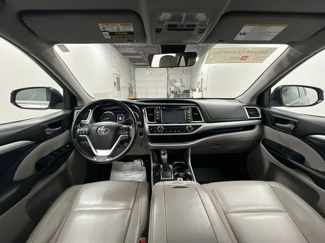 Used 2018 Gray Toyota XLE image 22