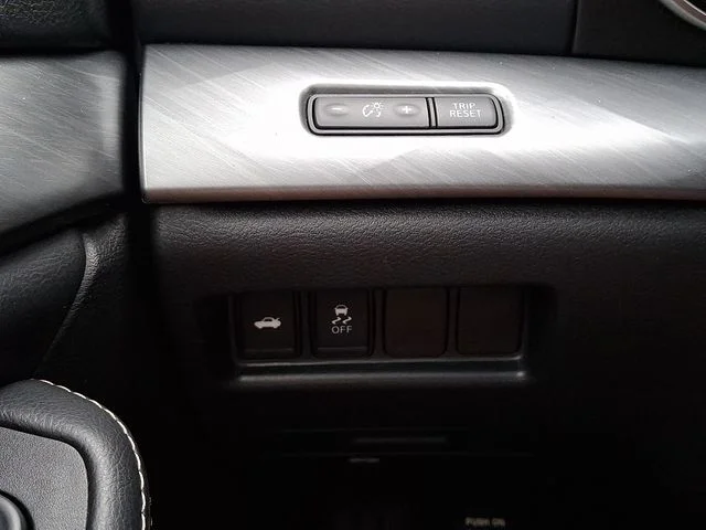 Used 2017 Pearl White Nissan 3.5 SV image 23