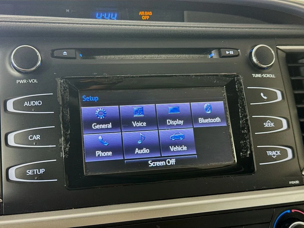 Used 2015 Silver Toyota LE image 16