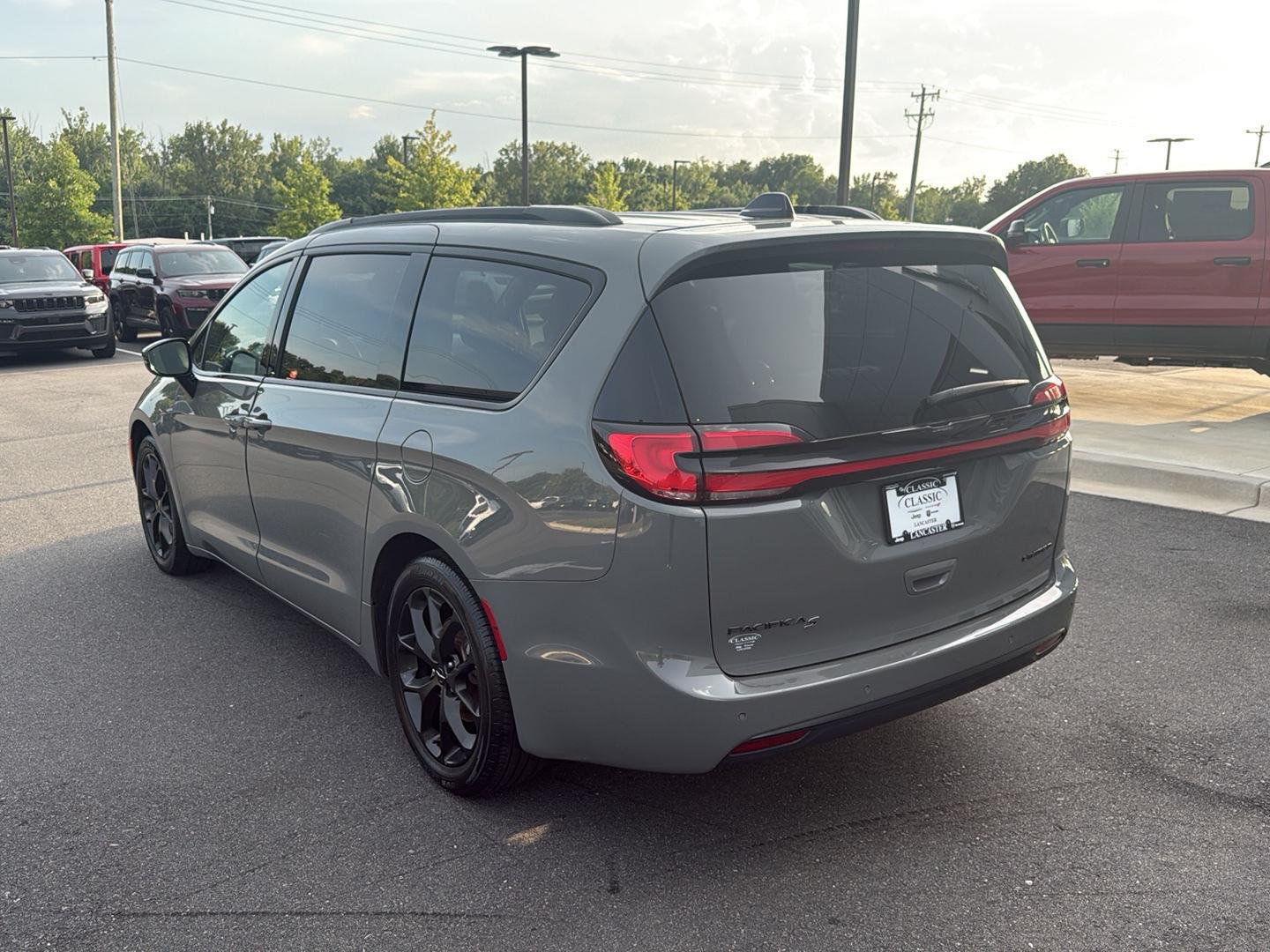 Used 2025 Ceramic Gray Clearcoat Chrysler Limited image 7