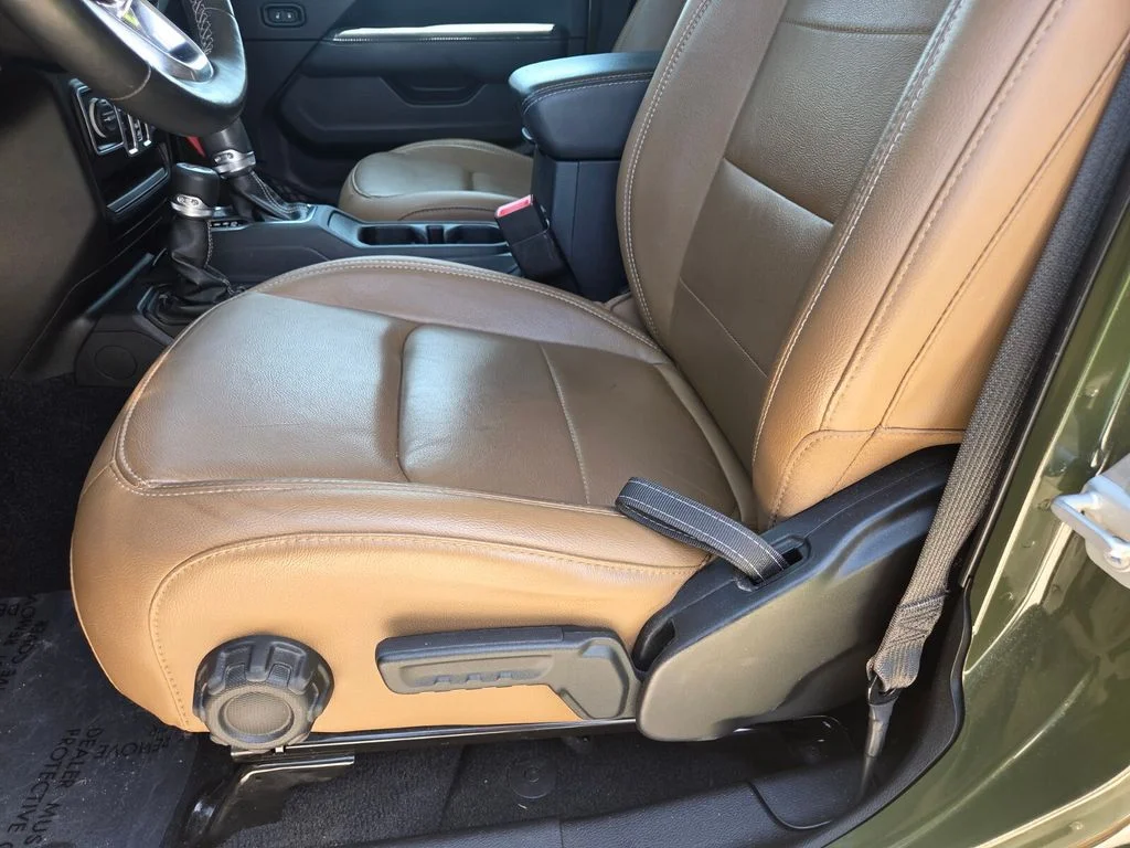Used 2020 Green Jeep Unlimited Sahara image 10