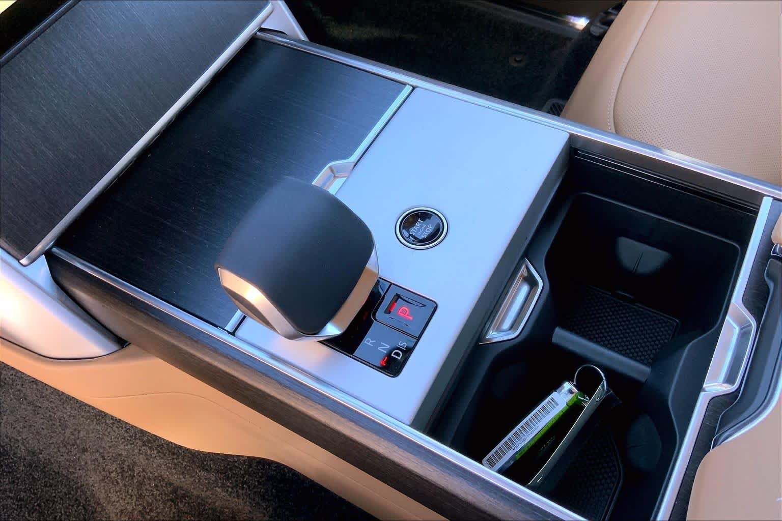 New 2026 Ostuni Pearl White Land Rover SE image 7