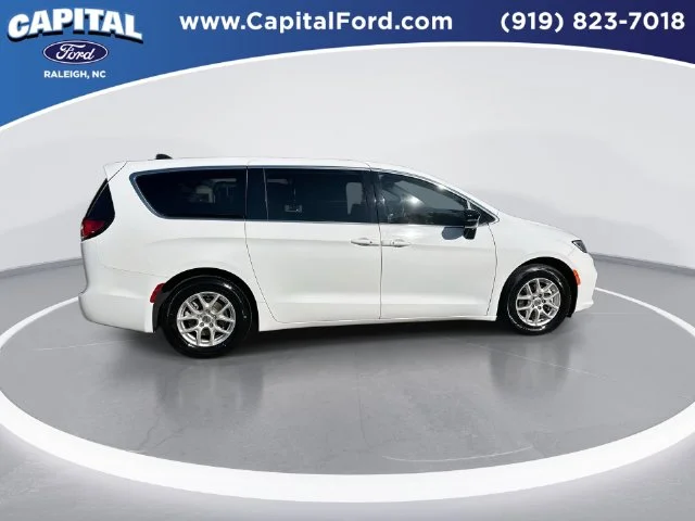 Used 2025 White Chrysler Select image 9