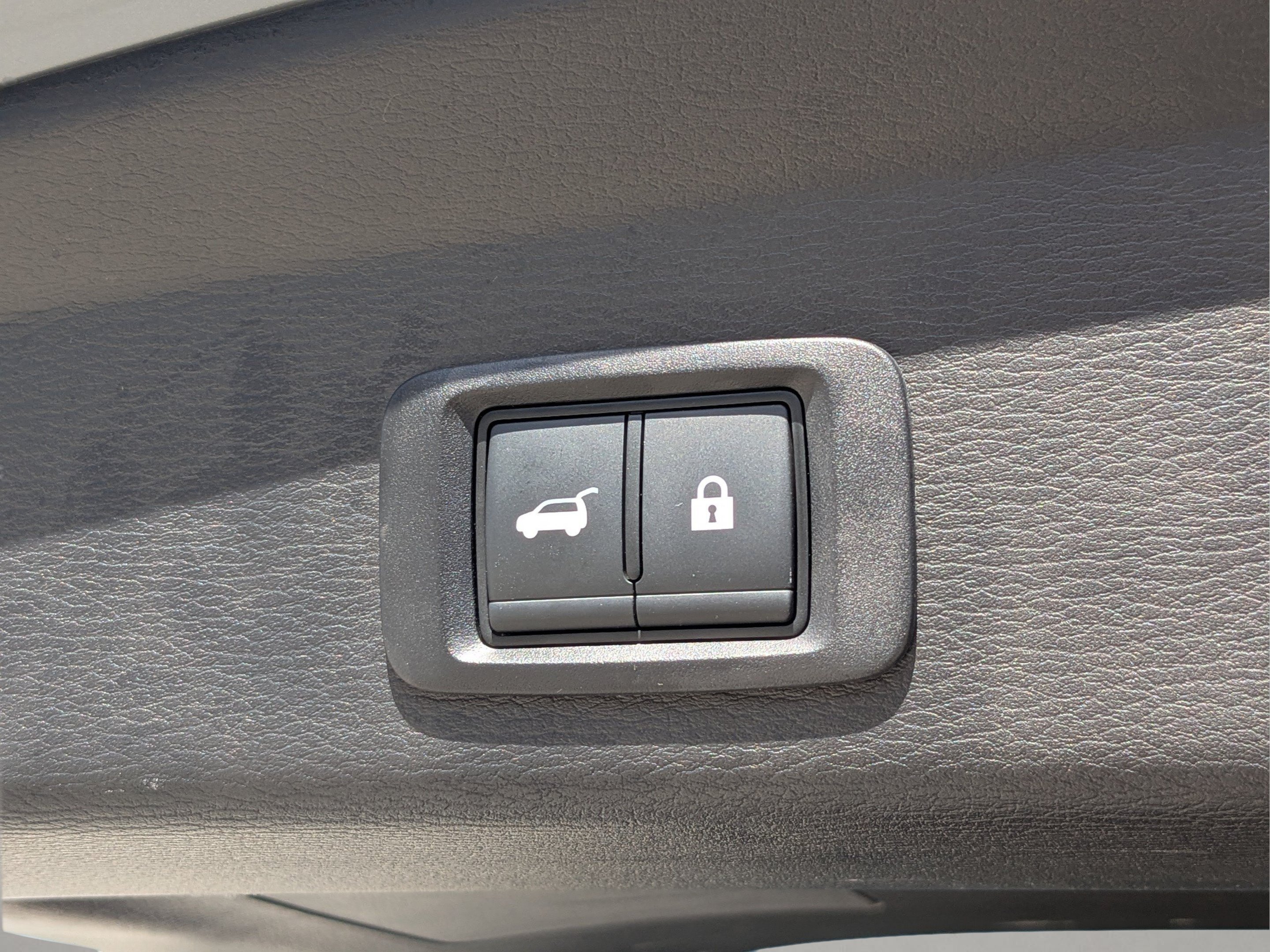 Used 2025 Moonstone Gray Metallic/Black Roof Mitsubishi SEL image 11