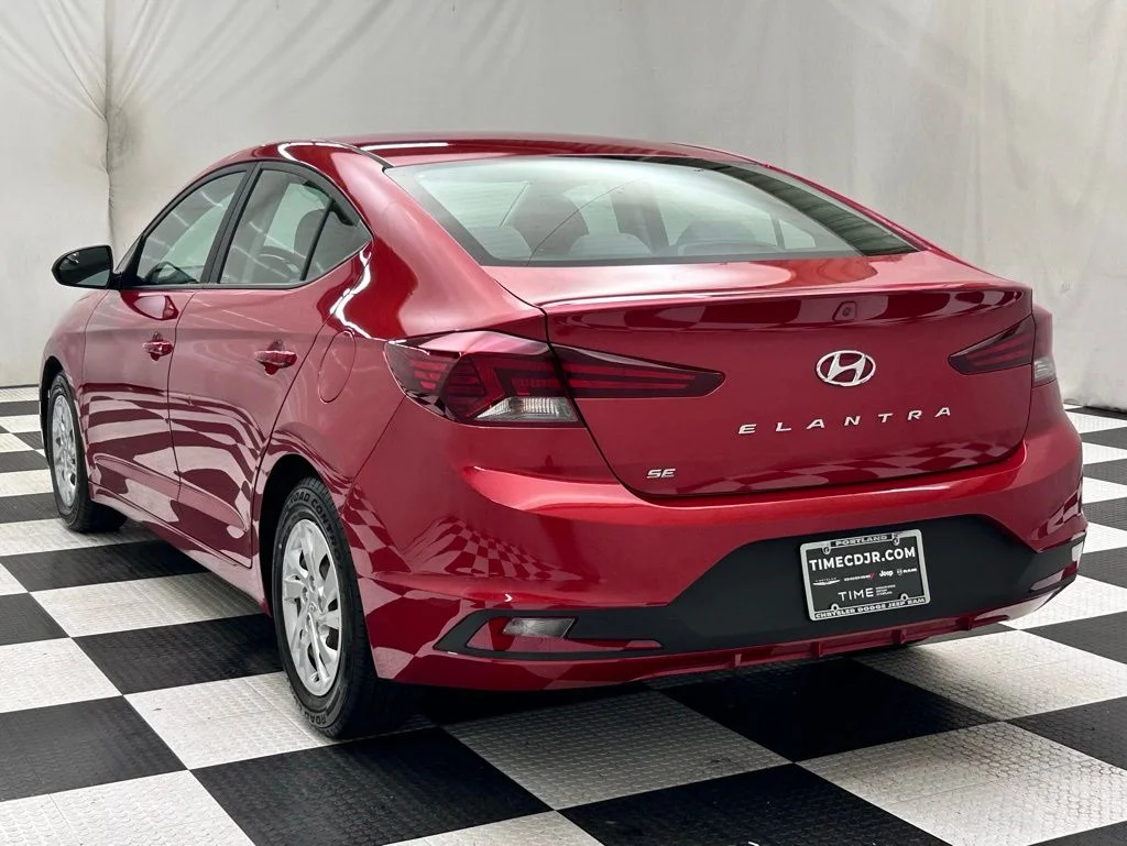 Used 2019 Red Hyundai SE image 5