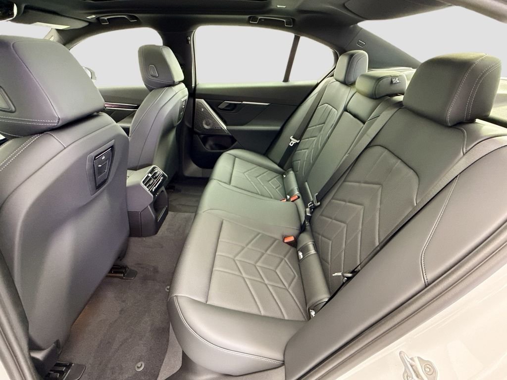 New 2027 White Metallic BMW 550e xDrive image 20