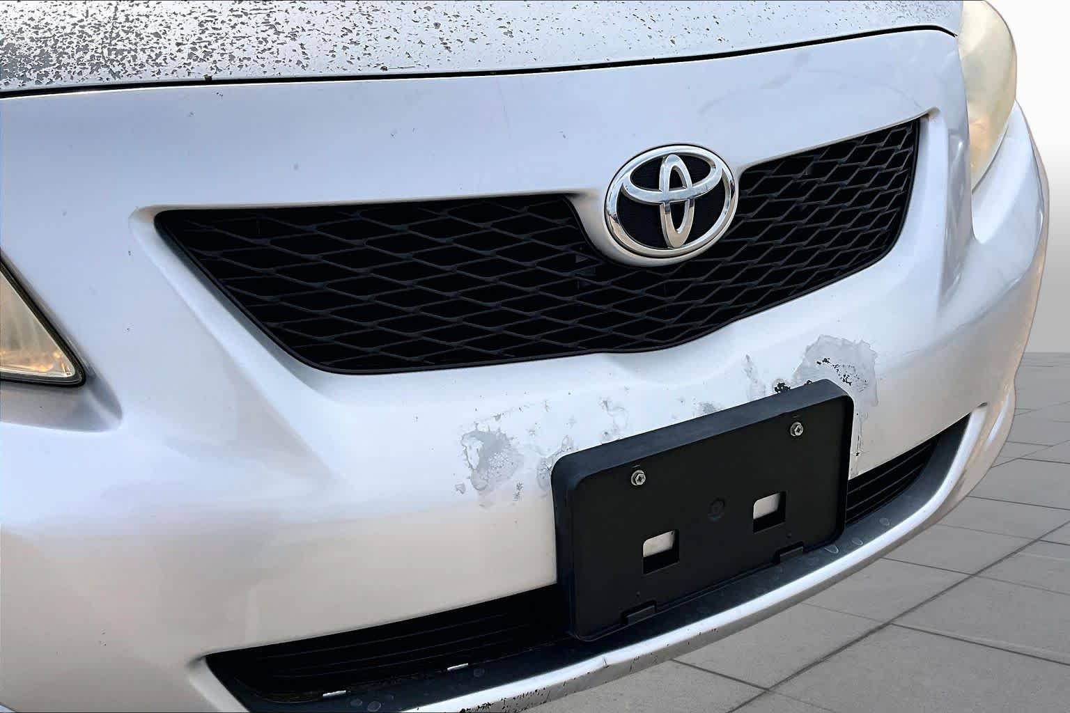 Used 2009 Classic Silver Metallic Toyota LE image 25