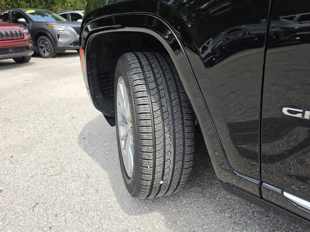 Used 2022 Diamond Black Jeep Summit image 39