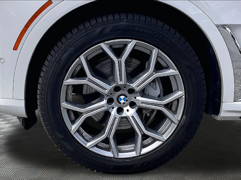 Used 2025 Alpine White BMW xDrive40i image 7