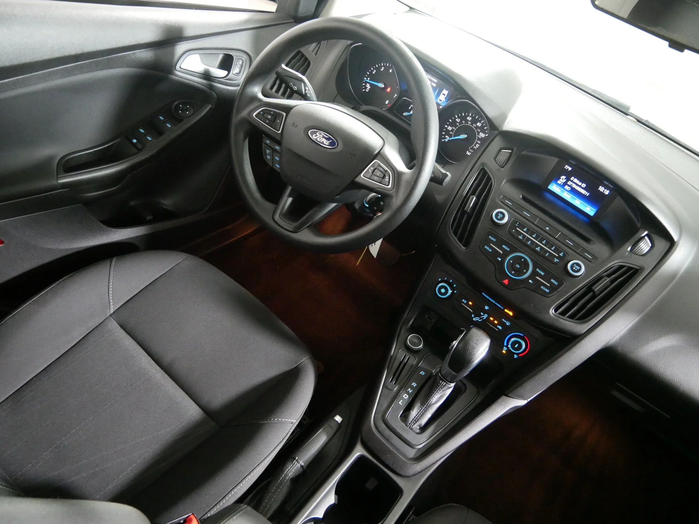 Used 2017 White Gold Metallic Ford SE image 9