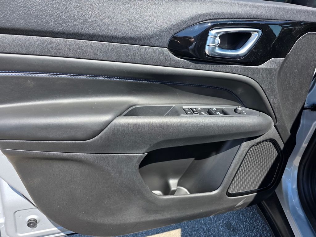 New 2026 Silver Zynith Metallic Clearcoat Jeep Latitude image 8
