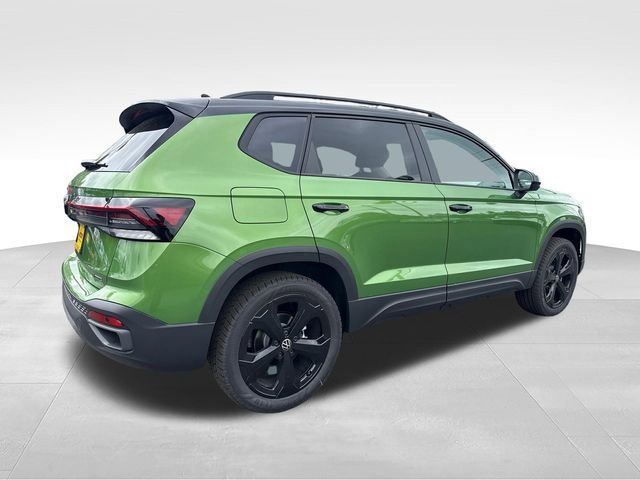 New 2026 Bright Moss Green/Blk Rf Volkswagen SE Black image 7