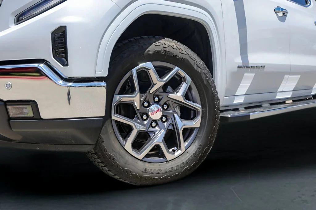 Used 2026 Glacier White Tricoat GMC SLT image 4