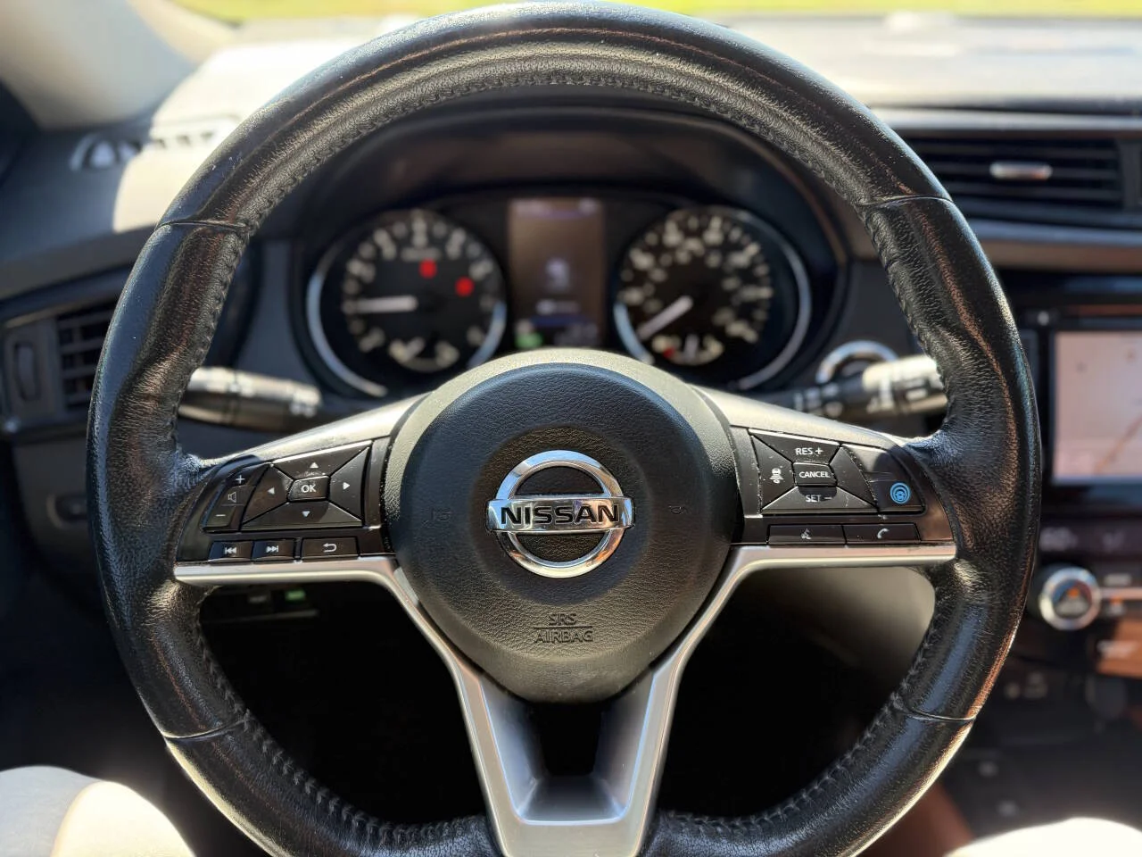 Used 2019 Black Nissan SL 4dr Crossover image 19