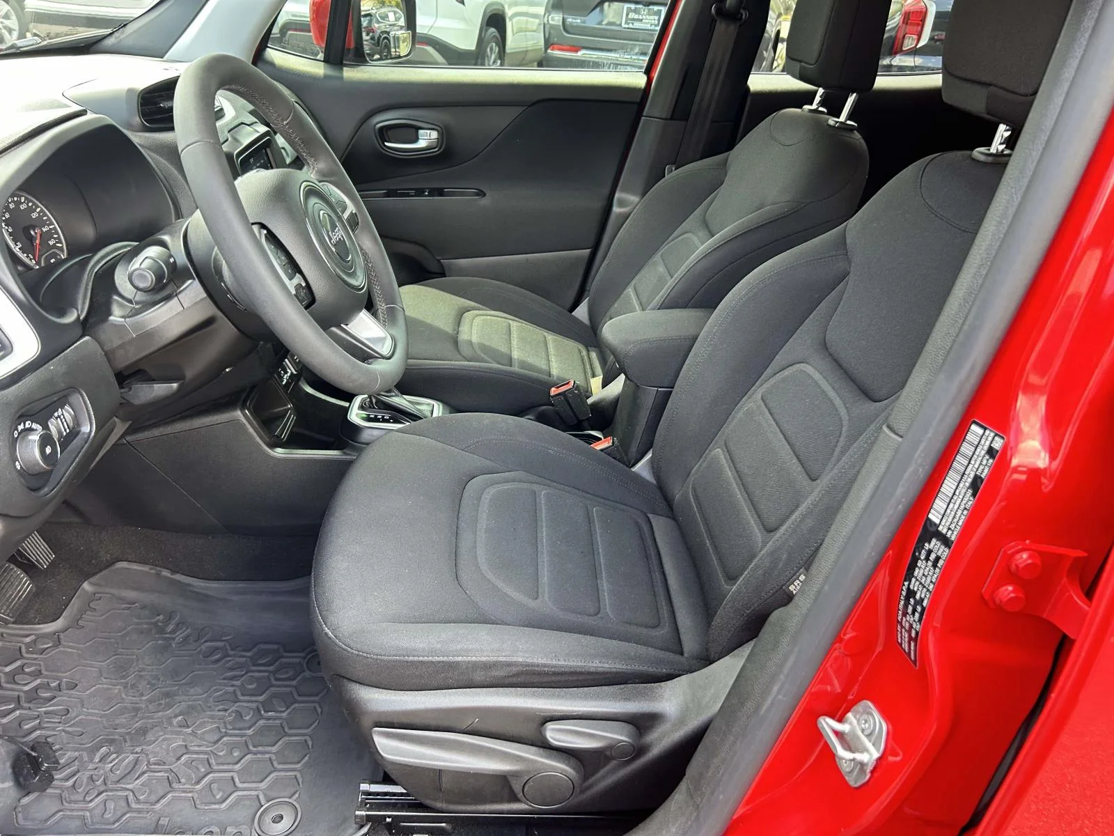 Used 2019 Red Jeep Latitude FWD image 14