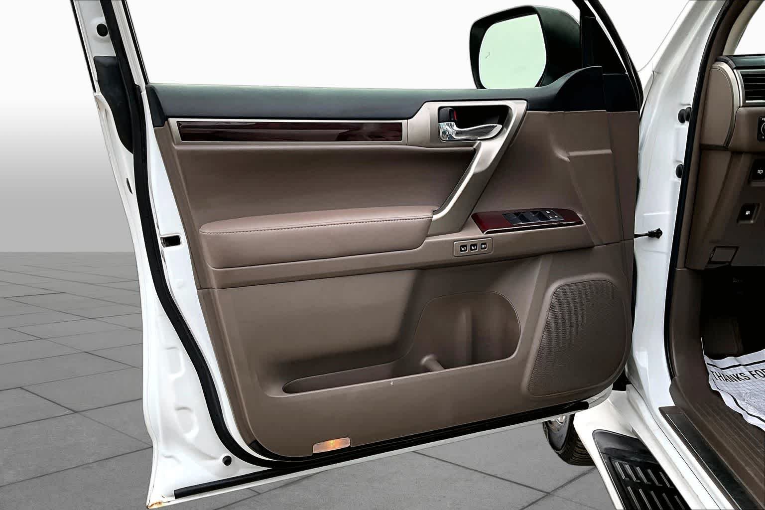 Used 2015 Starfire Pearl Lexus  image 23