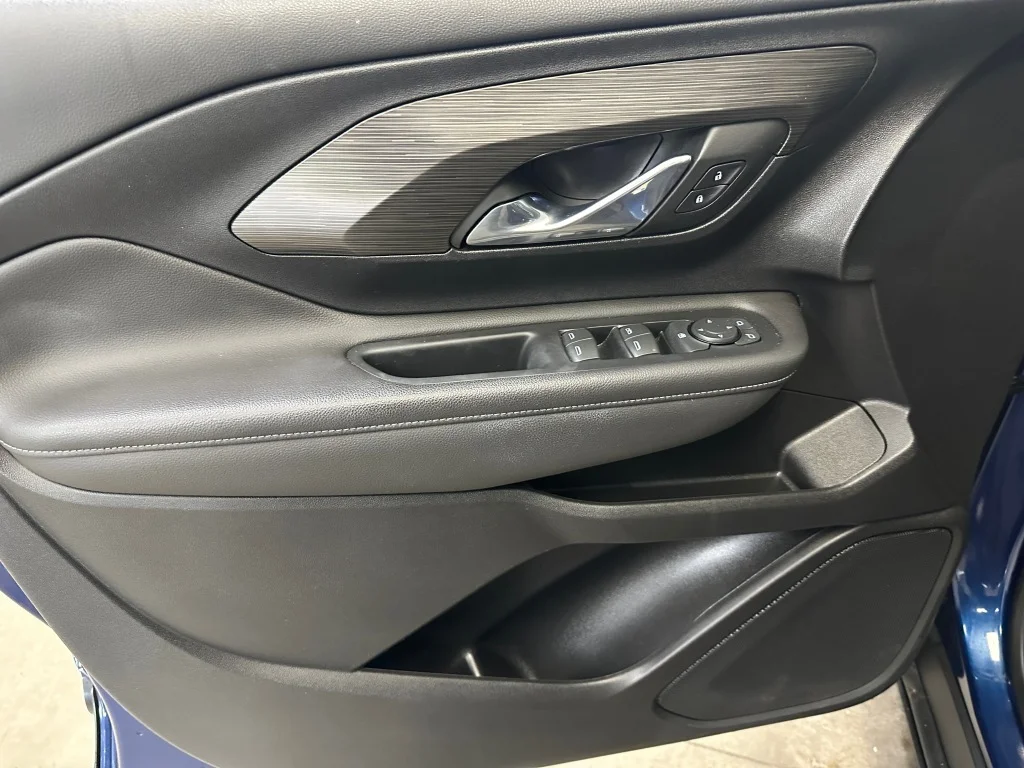 Used 2023 Marine Metallic GMC SLE image 6