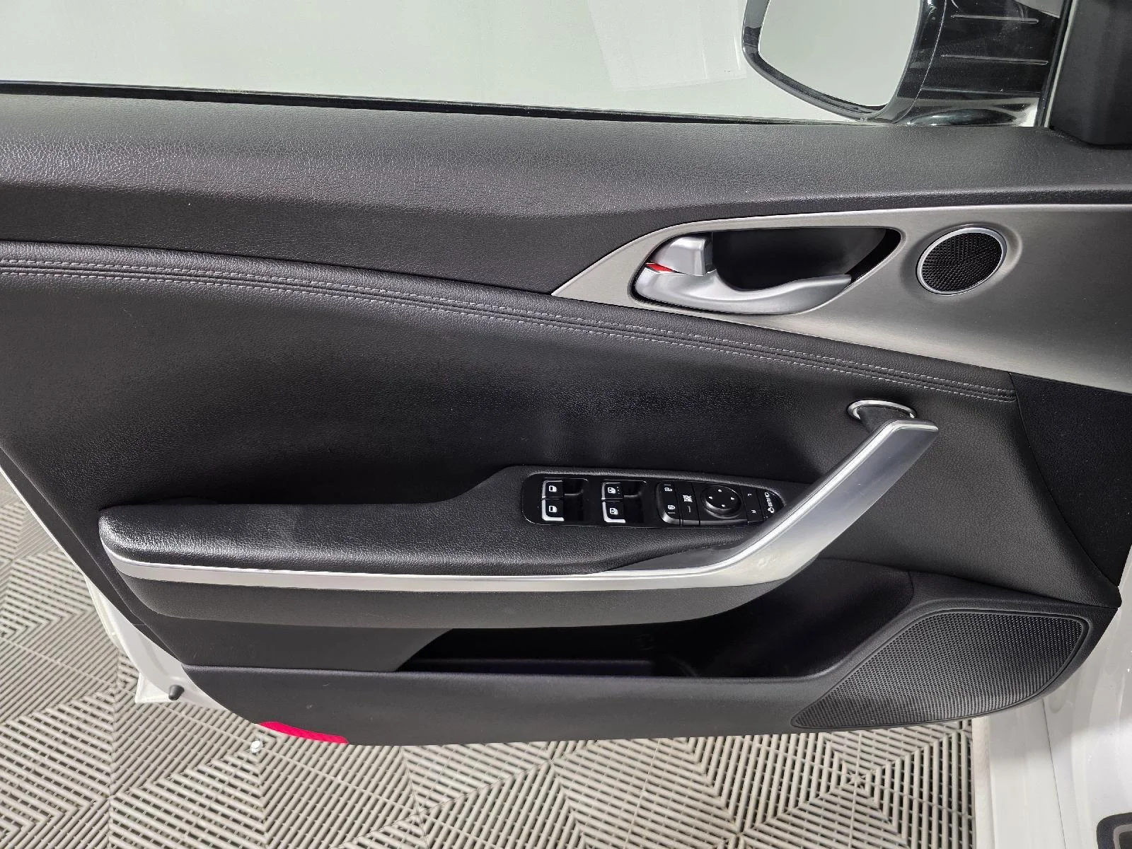 Used 2019 Snow White Pearl Kia GT image 14